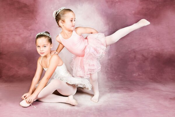 Ballerine in tutù. Due ragazze su sfondo viola