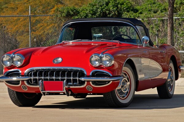 Красный Chevrolet Corvette C1 1959 вид спереди