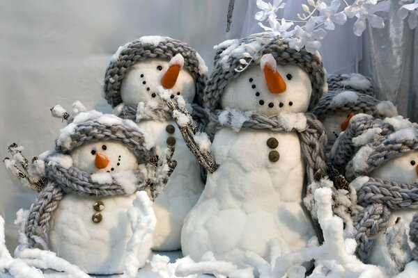 Une famille de bonhommes de neige se prépare pour la nouvelle année