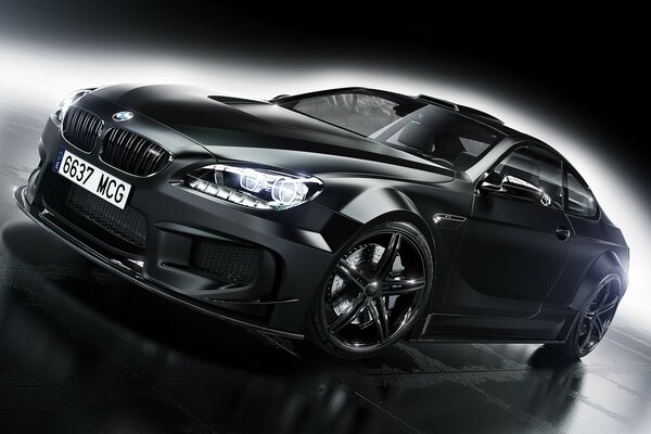 Voiture BMW couleur noire sur fond sombre