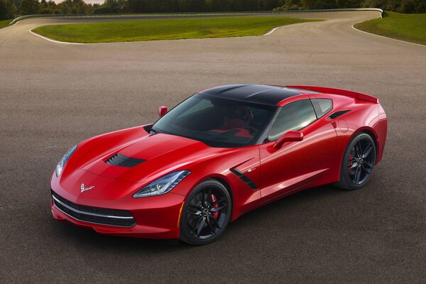 Auto sportiva rossa Corvette C7 sull asfalto