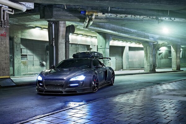 Audi bleue sur le parking de nuit