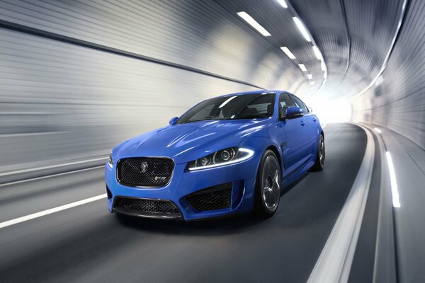 Blauer Jaguar im Tunnel mit großen Scheinwerfern