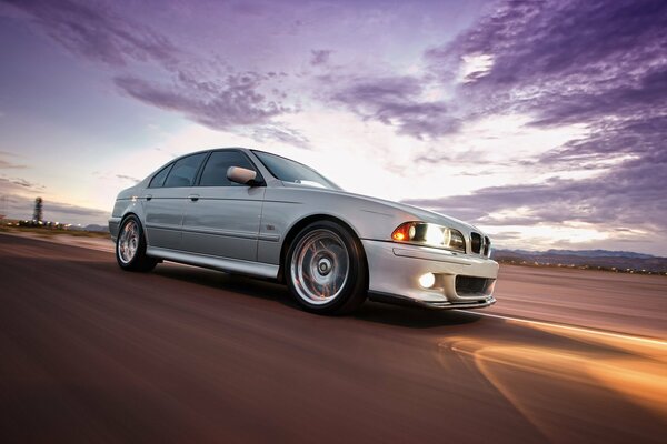 BMW E39 silver five headlights fire