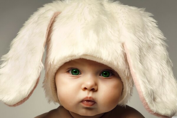 Mignon bébé dans un costume de lapin