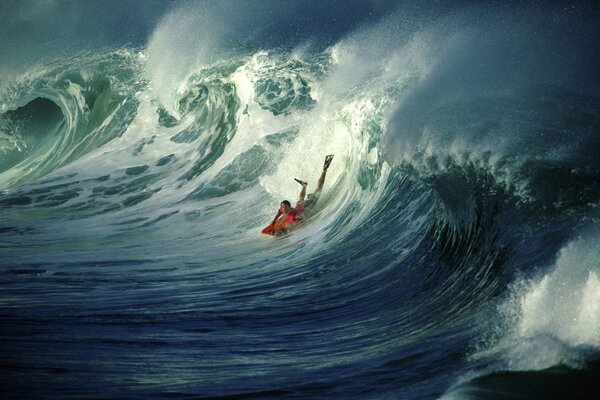 Surfista atrapa olas en el océano