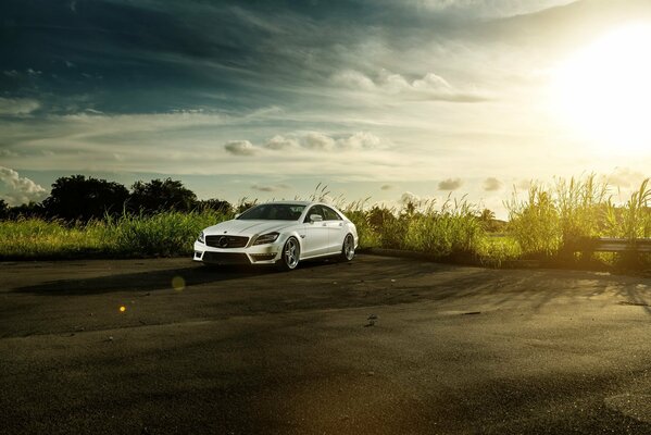 Blanc Mercedes Benz cls classe plus équipée par rapport à la classe E