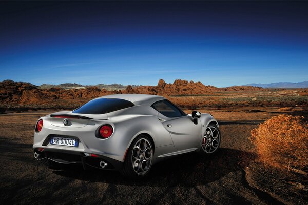 Ein Alfa Romeo 4c, in einer heißen Wüste unter der sengenden Sonne