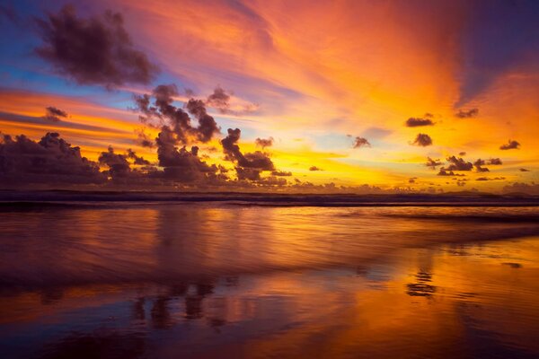 Mer avec des nuages à la lumière du coucher du soleil