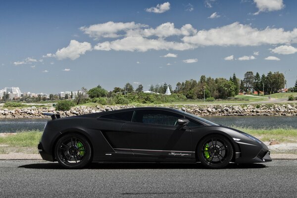 Lamborghini gallardo lp570-4 steht vor dem Hintergrund des Sees