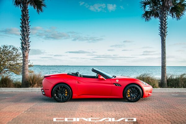 Californie. Rouge mat Ferari cabriolet sur le côté