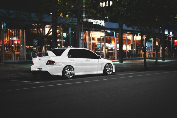 Blanco Mitsubishi paseos por la ciudad