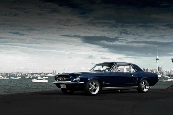 Coche azul muscle Car en el fondo de los barcos