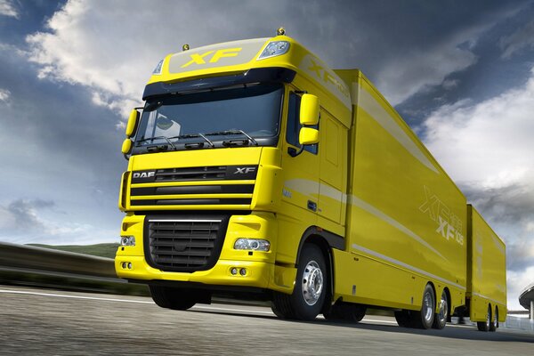 Il camion giallo daf xf sembra impressionante e affidabile