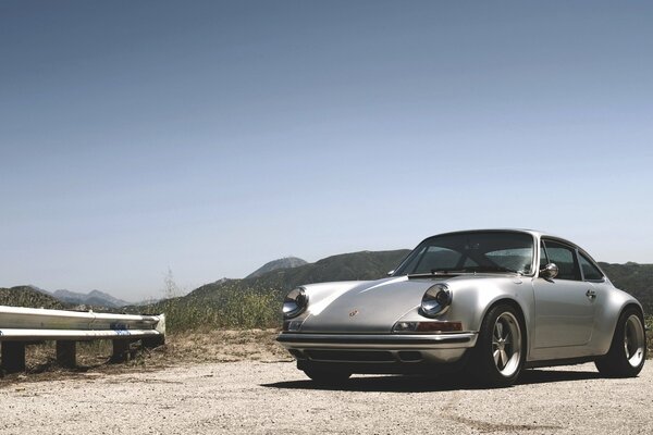 Porsche sur fond de montagnes et de sable