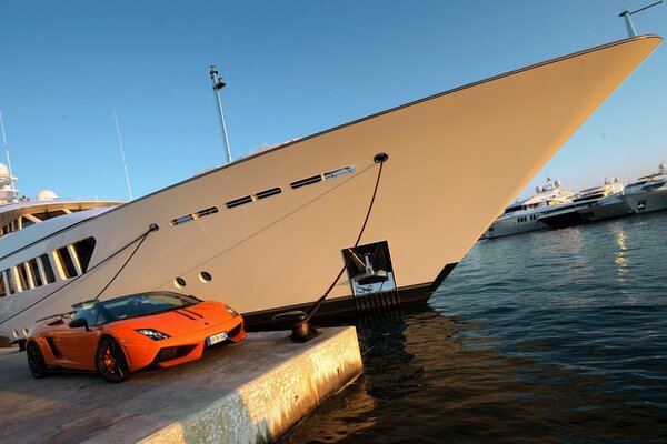 Gallardo, lp 570-4 im Hafen vor dem Hintergrund des Liner