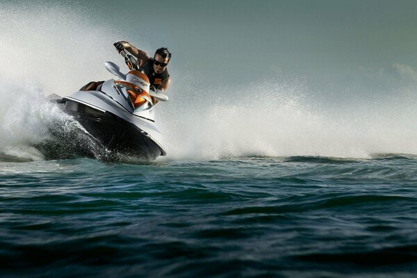 Aquabike beim Abbiegen in Meer und Spritzwasser