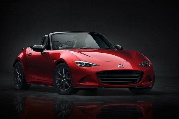 Cool rouge Mazda, photo en Studio