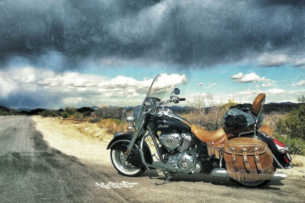 Wolken und Wolken gleichzeitig. Motorrad auf der Straße