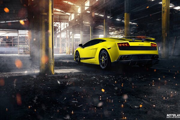 La Lamborghini jaune quitte la grande usine