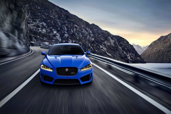 Jaguar bleu pour les amoureux de la vitesse