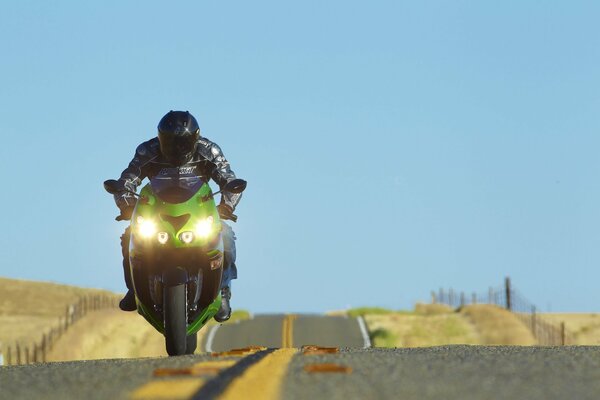 Moto verte sur la route droite