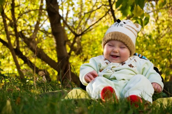 Un bambino con uno stato d animo chic