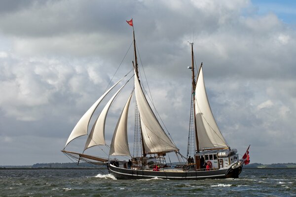 Das Segelboot Galeas durchforstet die Weiten des Ozeans