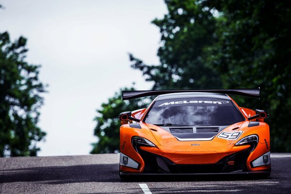 Vista frontal del McLaren 650s en la carretera de asfalto