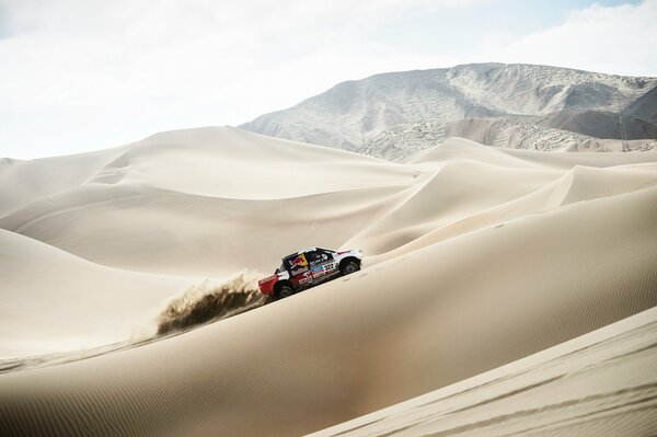 Ein SUV inmitten der Sanddünen auf der Dakar