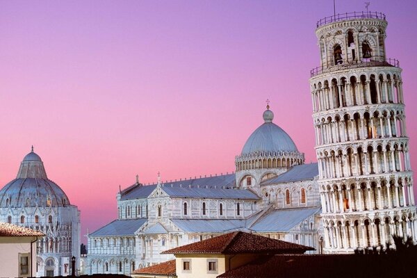 Tour de Babel sur fond de ciel rose-violet