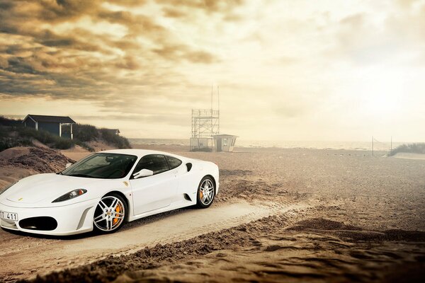 Białe Ferrari f -430 na plaży