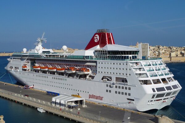 Ein Kreuzfahrtschiff, das am Pier anlegte