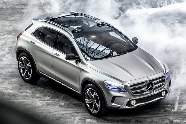 Mercedes-benz con fari accesi vista dall alto