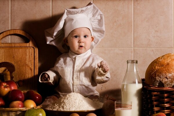 Petit cuisinier dans la cuisine