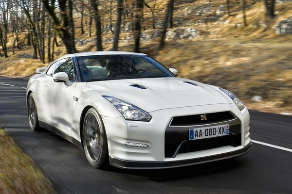 Blanco hermoso coche vista frontal en movimiento