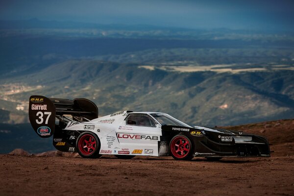 Speedhunters chevauche le sable sur fond de montagnes