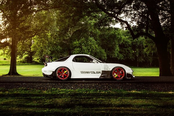 Voiture de Mazda de couleur blanche