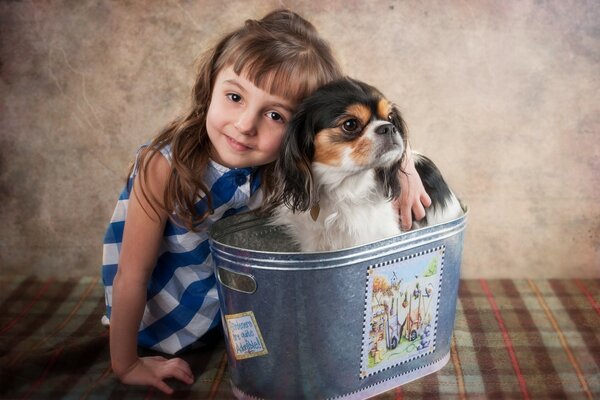 Das Mädchen und der Hund sind beste Freunde