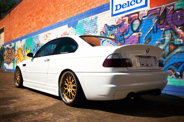 Blanco BMW Tuning con ruedas de oro