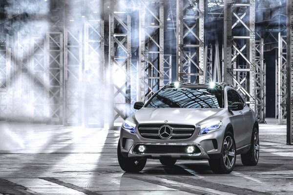 Mercedes benz Silbergrau mit flackernder Scheinwerferhaube