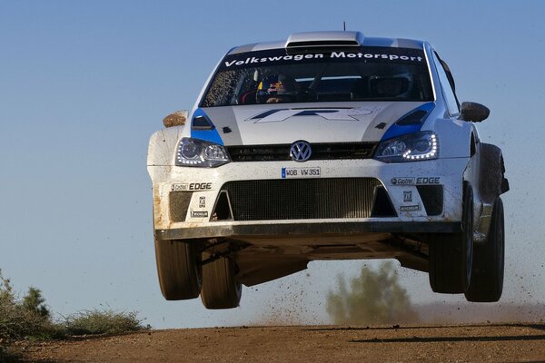 La voiture de rallye a rebondi