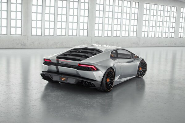Srebrny piękny Lamborghini Huracan z tyłu