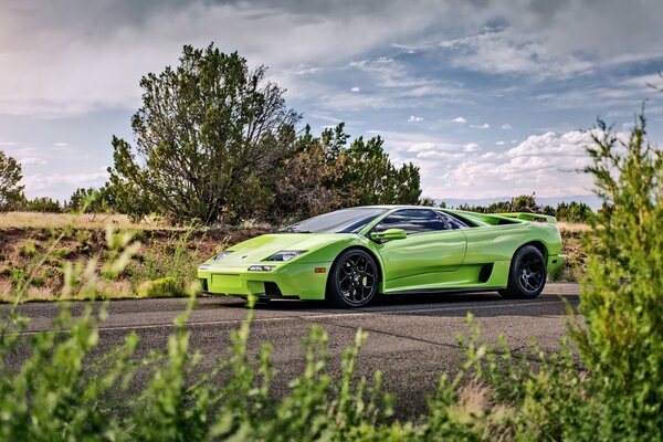 Supercar vert Lamborghini sur fond naturel