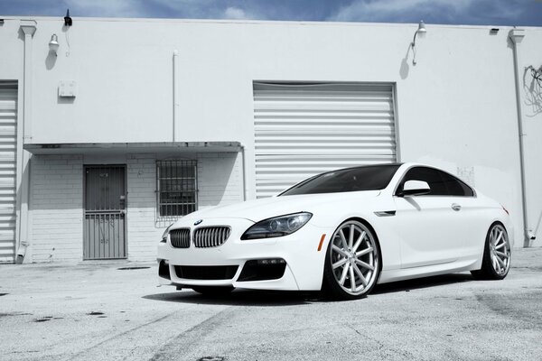 BMW blanche. Photo avec un accent sur la couleur blanche