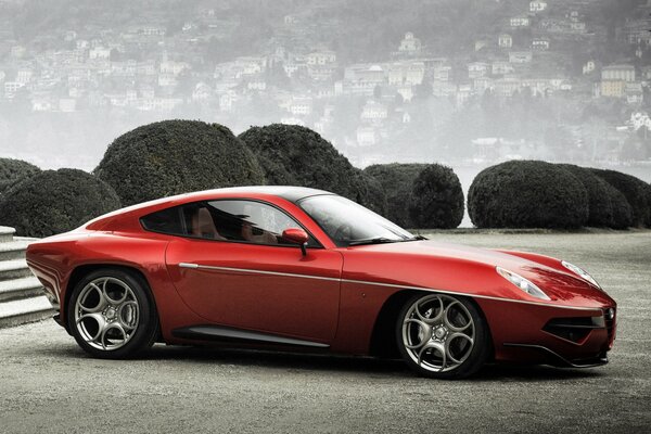 Piękny czerwony samochód Alfa Romeo, widok z boku