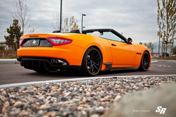 Und ich werde in ein orangefarbenes Maserati v-8 Cabrio steigen
