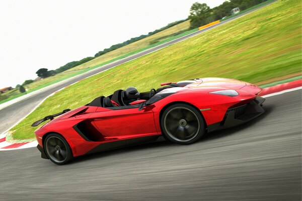 Lamborghini rossa durante la gara