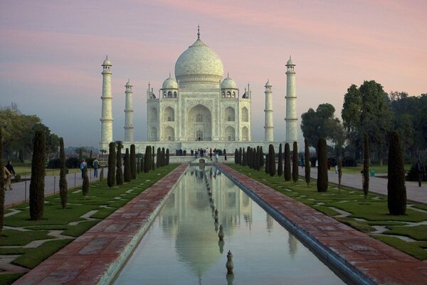 The Taj Mahal is far away and reflected in the water