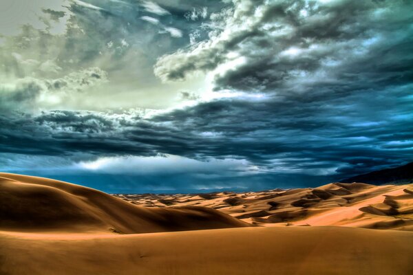 Desierto de arena bajo un cielo nublado